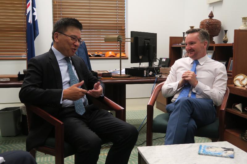 The Secretary for Financial Services and the Treasury, Professor K C Chan (left), began his visit to Canberra, Australia, today (November 9). He is pictured meeting with the Shadow Treasurer, Mr Chris Bowen, to exchange views on the global economic outlook and the opening up of China's capital markets.