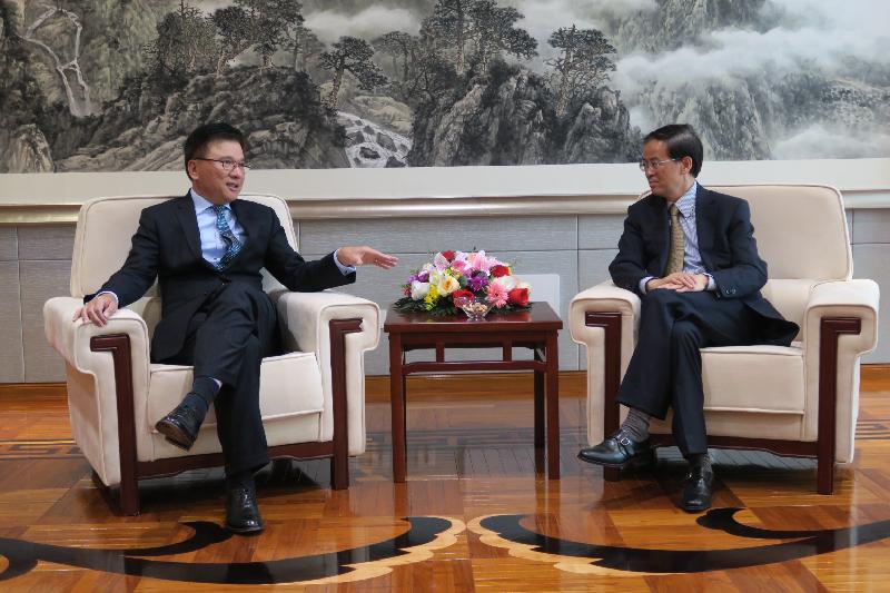 The Secretary for Financial Services and the Treasury, Professor K C Chan (left), pays a courtesy call on the Ambassador of the People's Republic of China to the Commonwealth of Australia, Mr Cheng Jingye, in Canberra today (November 9).