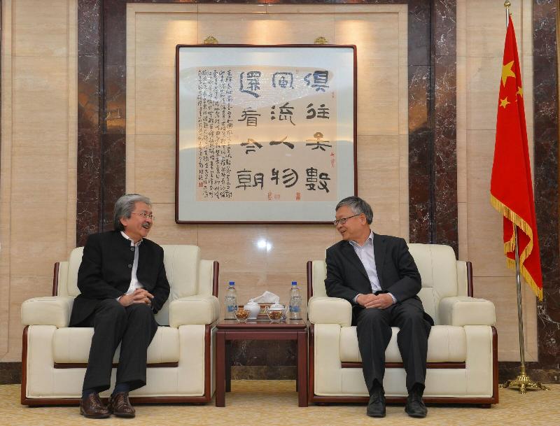 財政司司長曾俊華（左）今日（德黑蘭時間十一月九日）在伊朗德黑蘭禮節性拜會中國駐伊朗大使龐森（右）。