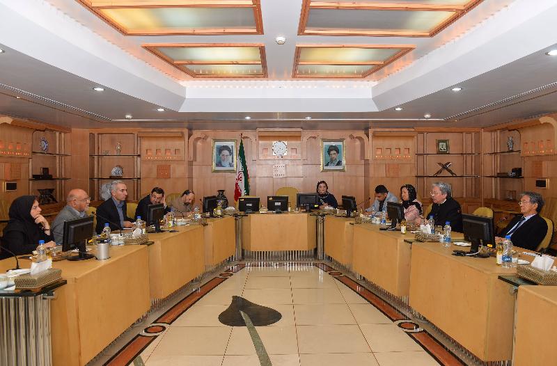 財政司司長曾俊華（右二）今日（德黑蘭時間十一月九日）在伊朗德黑蘭與伊朗道路和城市發展部副部長Asghar Fakhrieh Kashan（左二）會面。
