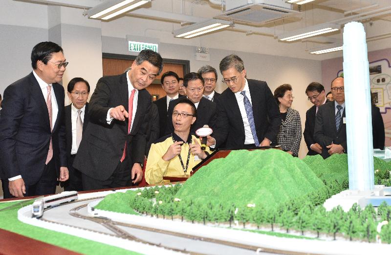 行政长官梁振英今日（十一月十日）出席港铁学院开幕典礼。图示梁振英（左三）参观学院设施。