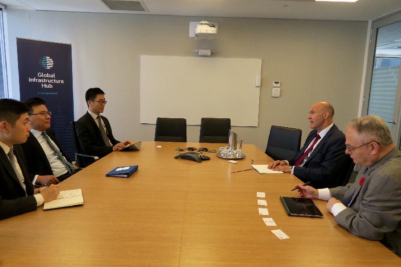 The Secretary for Financial Services and the Treasury, Professor K C Chan (second left), commenced his trip to Sydney, Australia, today (November 10). Photo shows Professor Chan meeting with the Chief Executive Officer of the Global Infrastructure Hub, Mr Chris Heathcote (second right), and sharing views on enhancing collaboration in efforts to facilitate infrastructure financing.