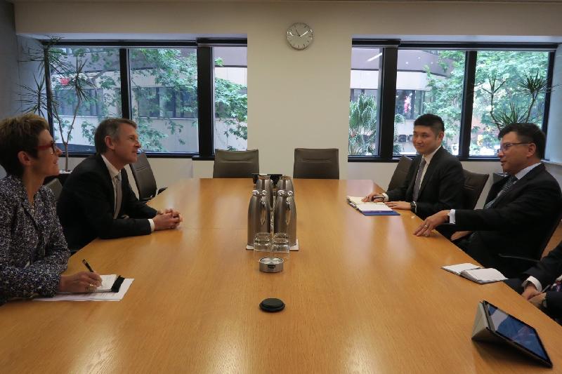 The Secretary for Financial Services and the Treasury, Professor K C Chan (first right), meets with the Managing Director and Chief Executive Officer of Australian Securities Exchange Limited, Mr Dominic Stevens (second left), and is briefed on its application of Fintech at the Exchange in Sydney, Australia, today (November 10).