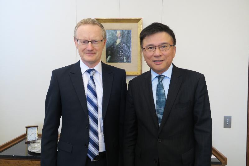 The Secretary for Financial Services and the Treasury, Professor K C Chan (right), meets with the Governor of the Reserve Bank of Australia, Dr Philip Lowe,  in Sydney, Australia, today (November 10) to discuss the monetary policies and banking services in the two places.