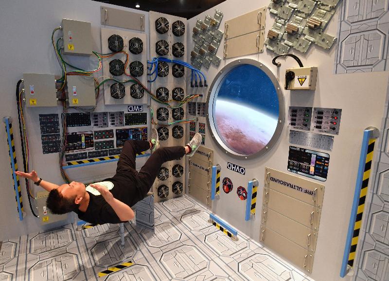 香港科学馆明日（十一月十一日）推出全新专题展览「火星时代」。展览内设有太空人执行登陆任务时的居住舱模拟展板，供参观者拍照留念。