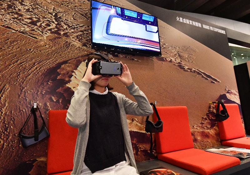 香港科學館明日（十一月十一日）推出全新專題展覽「火星時代」。展覽利用虛擬實境電腦技術，讓參觀者猶如身歷其境，在太空飛馳，並在火星降落和漫步。