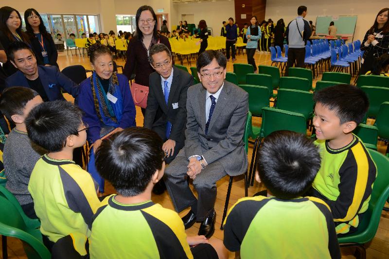 The Secretary for Food and Health, Dr Ko Wing-man (second right), and the Controller of the Centre for Health Protection of the Department of Health, Dr Wong Ka-hing (third right), today (November 11) chat with pupils of SKH St Andrew's Primary School participating in an outreach influenza vaccination activity under the Vaccination Subsidy Scheme.