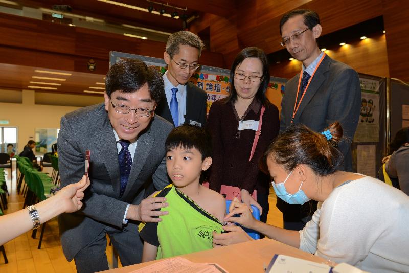 The Secretary for Food and Health, Dr Ko Wing-man (front row, left), today (November 11) accompanies a pupil receiving seasonal influenza vaccination in an outreach activity under the Vaccination Subsidy Scheme. Also pictured are the Controller of the Centre for Health Protection of the Department of Health, Dr Wong Ka-hing (back row, left); an enrolled doctor of the Vaccination Subsidy Scheme, Dr Li Chi-yin (back row, centre), and the Headmaster of SKH St Andrew's Primary School, Mr Chau Sui-chung (back row, right).