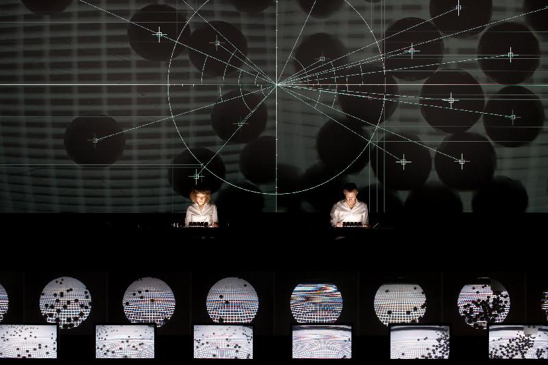 被譽為「極簡主義電子音樂大師」的池田亮司，在十一月以聲音和影像合成物理現象、數學概念、人類行為和隨意性等元素，交織出令人心動的多媒體作品《superposition》。