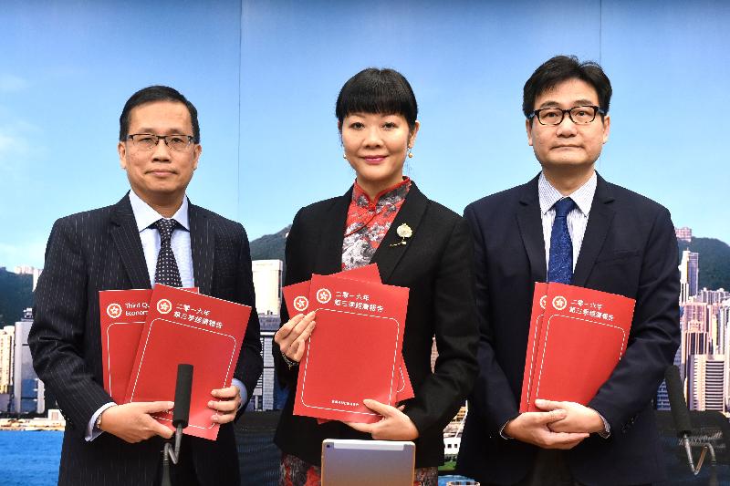 The Government Economist, Mrs Helen Chan (centre), presents the Third Quarter Economic Report 2016 at a press conference today (November 11). Also present are the Deputy Government Economist, Mr Andrew Au (left), and the Assistant Commissioner for Census and Statistics, Mr Osbert Wang.