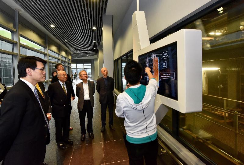 The Non-official Members of the Executive Council visit the gallery of T·PARK today (November 11) to learn about the facility's power generation, desalination and wastewater treatment systems.