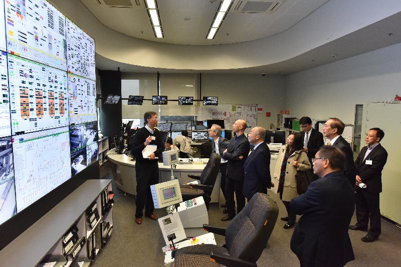 The Non-official Members of the Executive Council visit the Central Control Room of T·PARK's plant to learn about the operation of its monitoring system today (November 11).