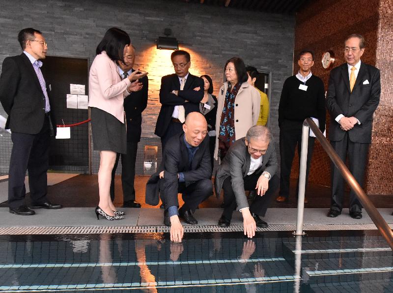 The Non-official Members of the Executive Council visit the spa pools inside T·PARK which are kept at constant temperatures by using waste heat energy recovered from sludge incineration today (November 11).