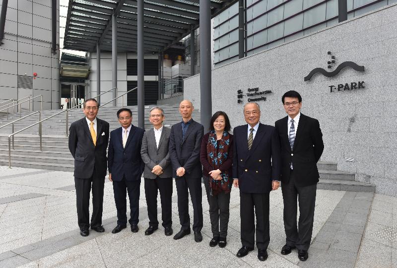 The Non-official Members of the Executive Council (ExCo) today (November 11) visited Hong Kong's first sludge treatment facility, T·PARK, in Tuen Mun. Photo shows the Convenor of the Non-official Members of ExCo, Mr Lam Woon-kwong (third left), and Non-official Members of ExCo Professor Arthur Li (first left), Mr Ip Kwok-him (second left), Ms Anna Wu (third right) and Mr Chow Chung-kong (second right) with the Secretary for the Environment, Mr Wong Kam-sing (centre), and the Director of the Chief Executive's Office, Mr Edward Yau (first right), at T·PARK.