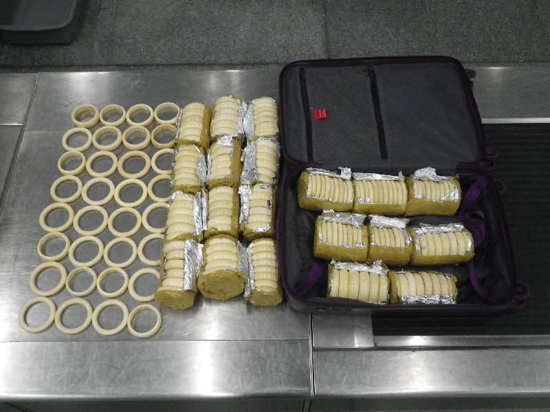 香港海关今日（十一月十一日）在香港国际机场检获约9.2公斤怀疑象牙制品。图示在寄舱行李内发现的怀疑象牙制品。