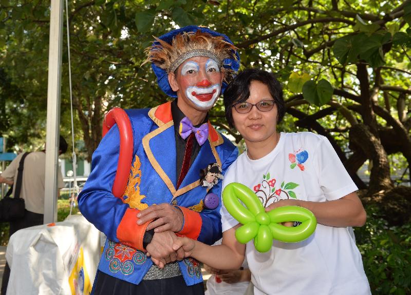 The Department of Health held the carnival in celebration of the first Organ Donation Day of Hong Kong and the eighth anniversary of the launching of the Centralised Organ Donation Register at the Garden of Life in Kowloon Park today (November 12). Photo shows a clown twisting a balloon into a butterfly-shaped logo symbolising organ donation at the carnival.  