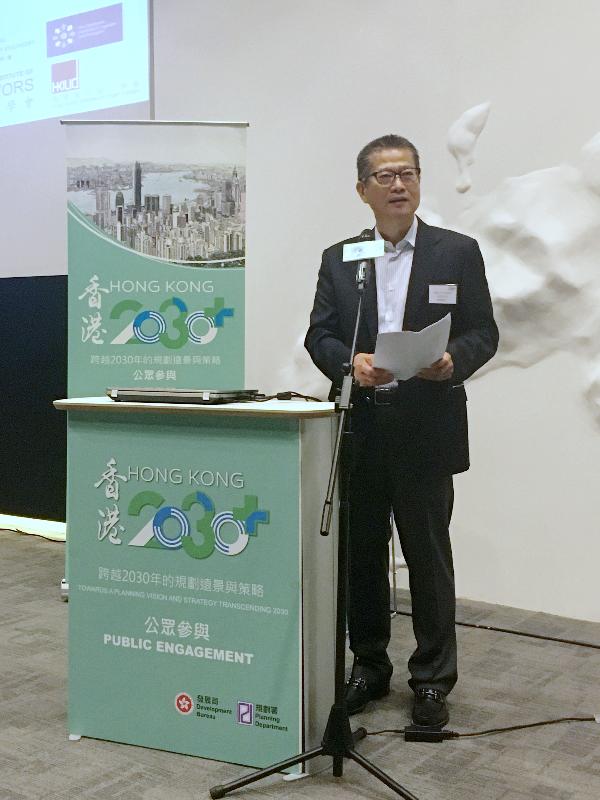 發展局局長陳茂波今日（十一月十二日）在中環展城館出席《香港2030+：跨越2030年的規劃遠景與策略》專業學會論壇，並在論壇上致辭。

