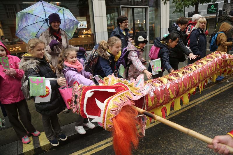 香港駐倫敦經濟貿易辦事處昨日（倫敦時間十一月十二日）參加2016倫敦金融城市長就職花車巡遊。圖示倫敦兒童接觸香港舞龍，雀躍不已。