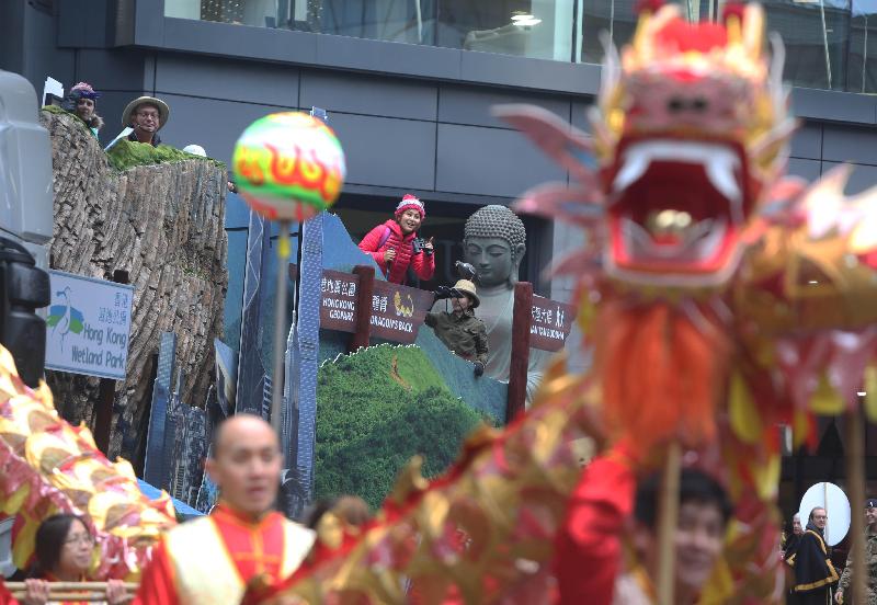 香港駐倫敦經濟貿易辦事處昨日（倫敦時間十一月十二日）參加2016倫敦金融城市長就職花車巡遊。「遊人」享受香港景色，樂在其中。