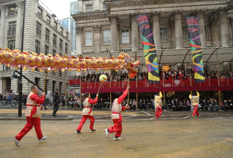 The Hong Kong Economic and Trade Office, London (London ETO) took part in the City of London Lord Mayor's Show yesterday (November 12, London time). Photo shows the London ETO's dragon dance team performing in front of the Lord Mayor's residence, Mansion House.