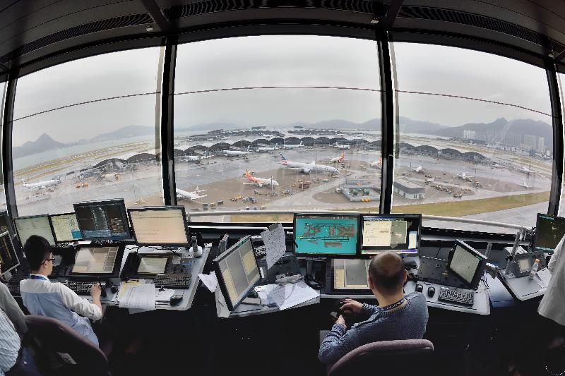 民航处的新航空交通管理系统（航管系统）今日（十一月十四日）开始全面投入服务。图示航空交通管制人员在北空管指挥塔使用新系统处理实时交通。  
