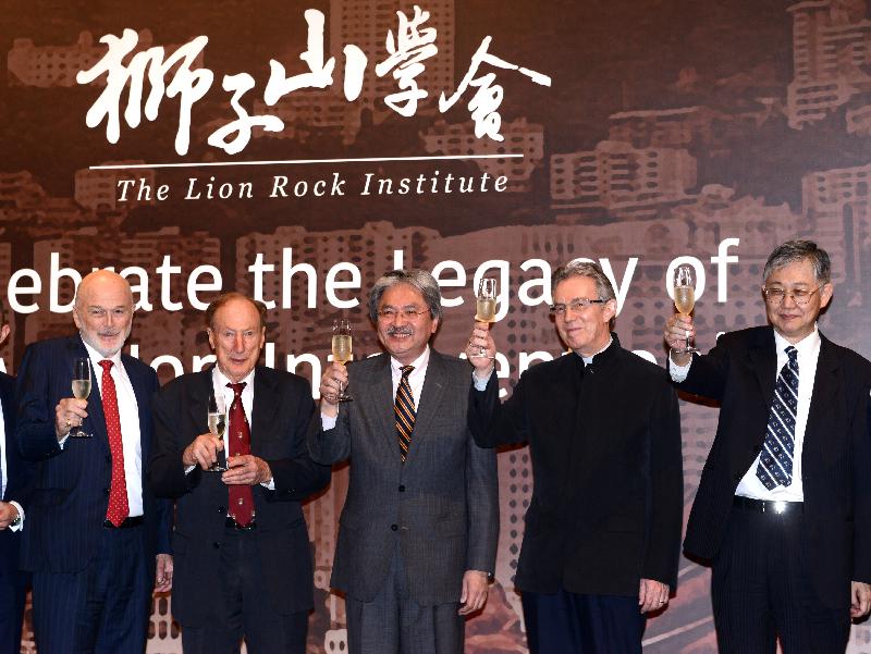 The Financial Secretary, Mr John C Tsang (centre), and other officiating guests propose a toast at the Lion Rock Institute Freedom Dinner this evening (November 14).