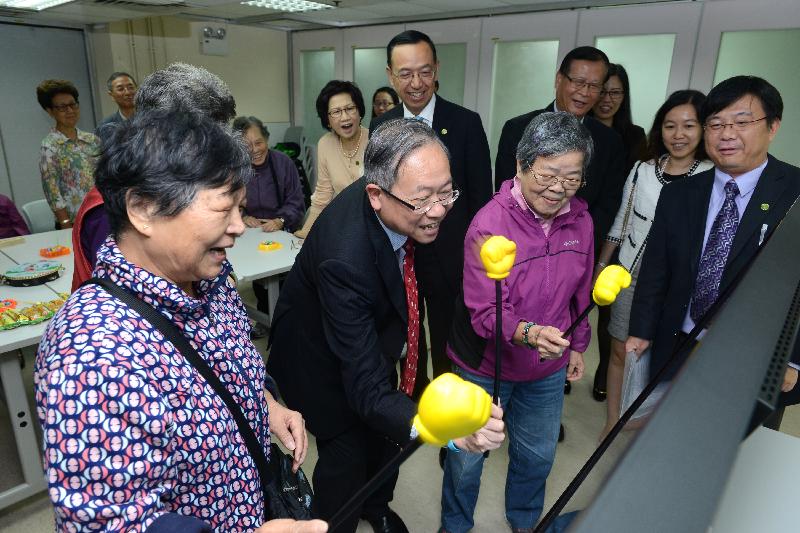 The Secretary for Security, Mr Lai Tung-kwok, (second left) today (November 14) joins elderly members of Eastern District Elderly Community Centre of the Hong Kong Society for the Aged in playing games.