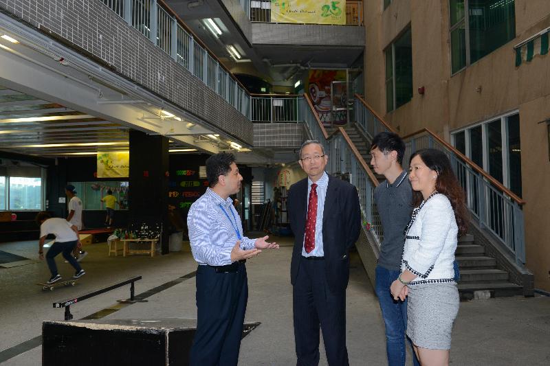 The Secretary for Security, Mr Lai Tung-kwok, (second left) today (November 14) visits Youth Outreach in Eastern District to learn about the facilities of the centre.
