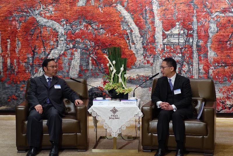 律政司司長袁國強資深大律師（右）今日（十一月十五日）在南京與江蘇省人大常委會副主任公丕祥（左）會面。