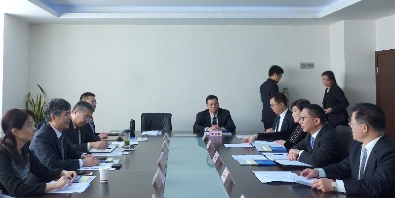The Secretary for Justice, Mr Rimsky Yuen, SC (second right), visits Nanjing Court of Arbitration for Hong Kong and Macao and meets with Secretary-General of the Nanjing Arbitration Commission, Mr Xia Ming (second left), to exchange views on matters of mutual interest in Nanjing today (November 15).