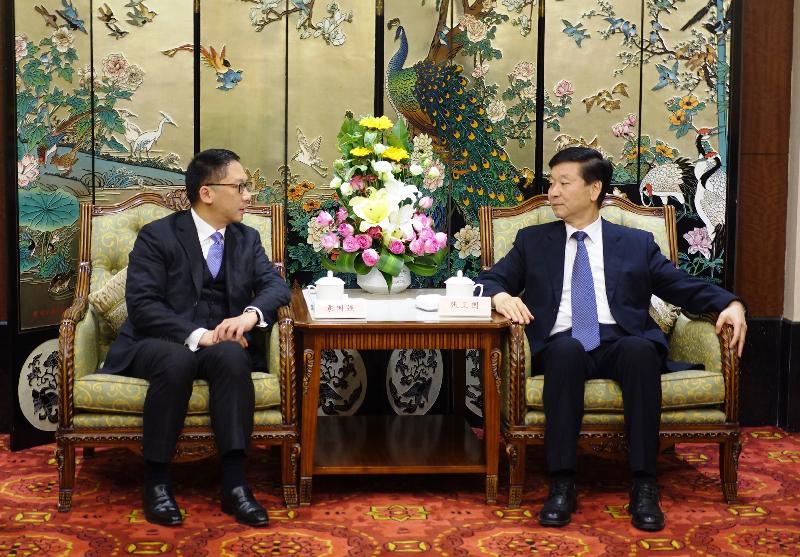 The Secretary for Justice, Mr Rimsky Yuen, SC (left), meets the Executive Vice-Chairman of the Standing Committee of the Jiangsu Provincial People's Congress, Mr Zhang Weiguo (right), to discuss matters of mutual interest in Nanjing today (November 15).