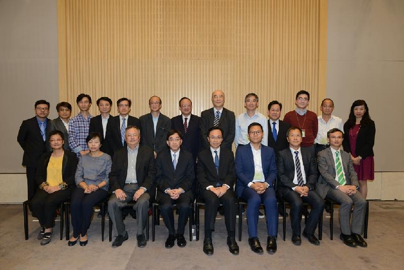 The Secretary for Food and Health, Dr Ko Wing-man (front row, fourth left), pictures with members of the Tripartite Platform on Amendments to the Medical Registration Ordinance today (November 15). Convened by the Permanent Secretary for Food and Health (Health), Mr Patrick Nip (front row, fifth left), the platform consists of 21 members from the medical sector, groups advocating the rights of patients and consumers, and the Legislative Council.

