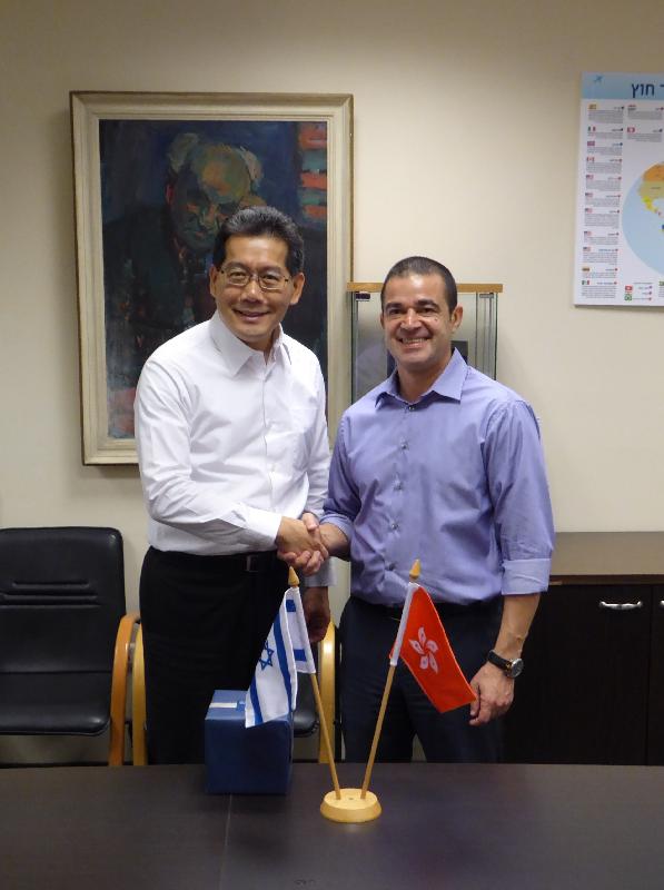 The Secretary for Commerce and Economic Development, Mr Gregory So (left), holds a meeting with the Director General of the Ministry of Economy and Industry of Israel, Mr Amit Lang (right), in Jerusalem, Israel yesterday (November 15, Israel time). 

