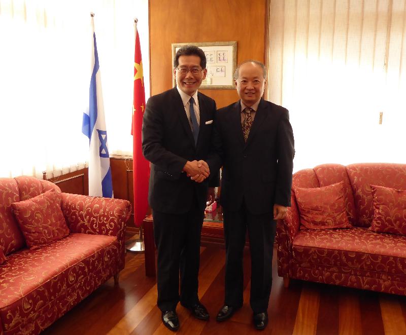 The Secretary for Commerce and Economic Development, Mr Gregory So (left), meets with the Chinese Ambassador to Israel, Mr Zhan Yongxin (right), in Tel Aviv, Israel yesterday (November 15, Israel time). 

