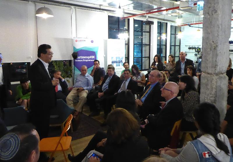 The Secretary for Commerce and Economic Development, Mr Gregory So, delivers a speech during a meeting with innovative start-up entrepreneurs in Tel Aviv, Israel yesterday (November 15, Israel time). 

