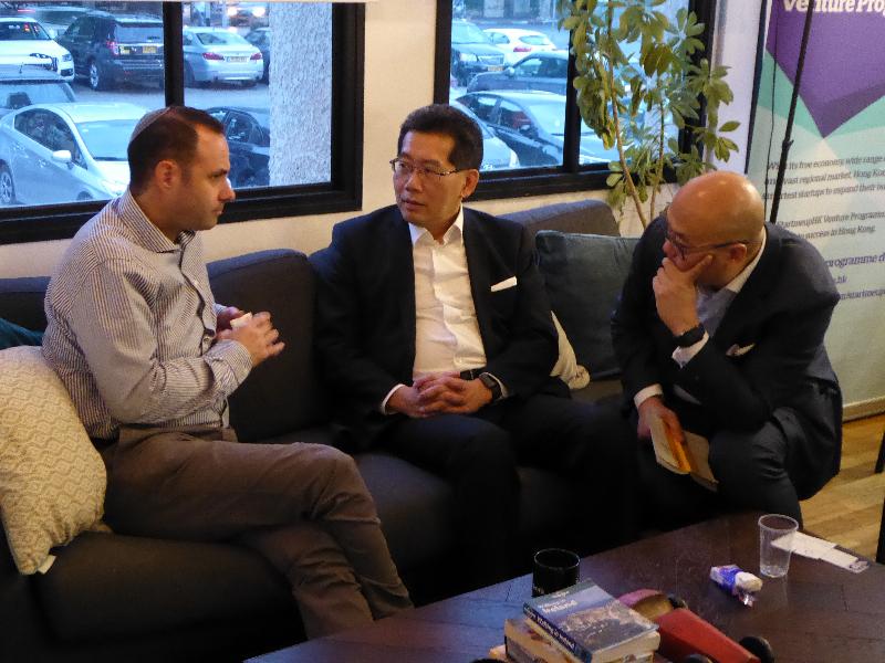 The Secretary for Commerce and Economic Development, Mr Gregory So (centre), meets with innovative start-up entrepreneurs in Tel Aviv, Israel yesterday (November 15, Israel time) to learn about the start-up ecosystem in Israel. 

