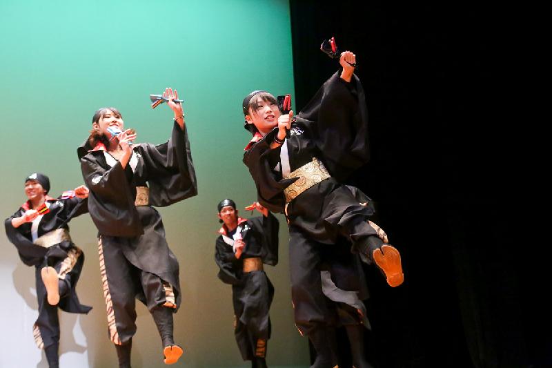 「亞裔藝采2016」於十一月二十日在香港文化中心露天廣場舉行，帶來富亞洲民族色彩的歌舞和藝穗活動，展現亞洲的多元文化，精彩的表演包括日本Wa mono Live Nippon!!演出的鳴子舞及劍舞。