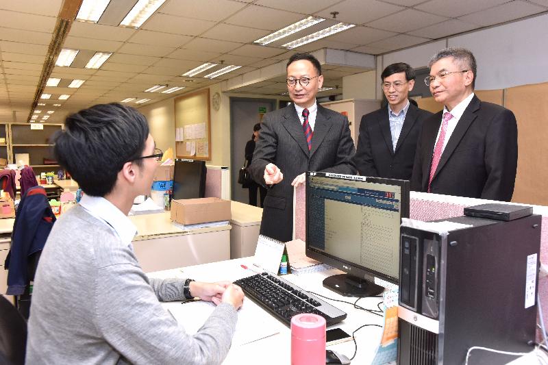 Accompanied by the Commissioner for Census and Statistics, Mr Leslie Tang (first right), the Secretary for the Civil Service, Mr Clement Cheung (third right), today (November 17) tours the Economic Statistics Division (1) of the Census and Statistics Department and chats with staff to better understand their daily work.