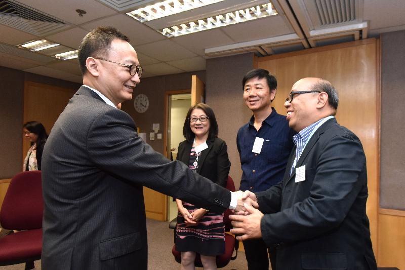 At a tea gathering with Census and Statistics Department staff representatives of various grades today (November 17), the Secretary for the Civil Service, Mr Clement Cheung (left), exchanged views on issues that concern them.