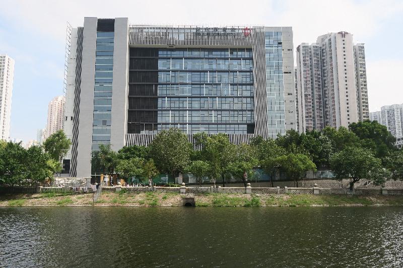 A glass curtain wall has been installed at Tin Shui Wai Hospital to enhance natural illumination.
