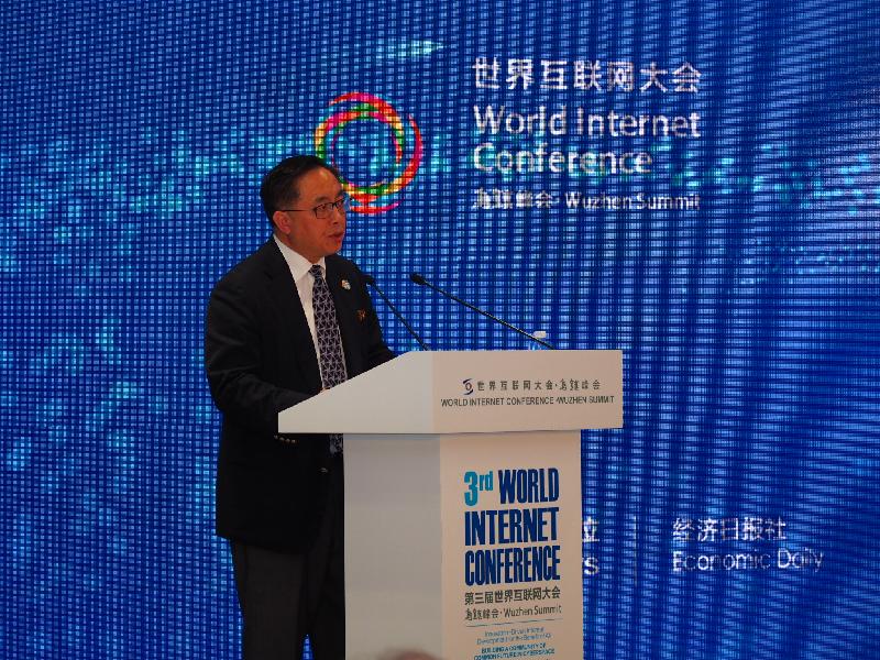 The Secretary for Innovation and Technology, Mr Nicholas W Yang, addresses the Cross-Strait, Hong Kong and Macao Internet Development Forum in Wuzhen, Zhejiang Province, this afternoon (November 17).