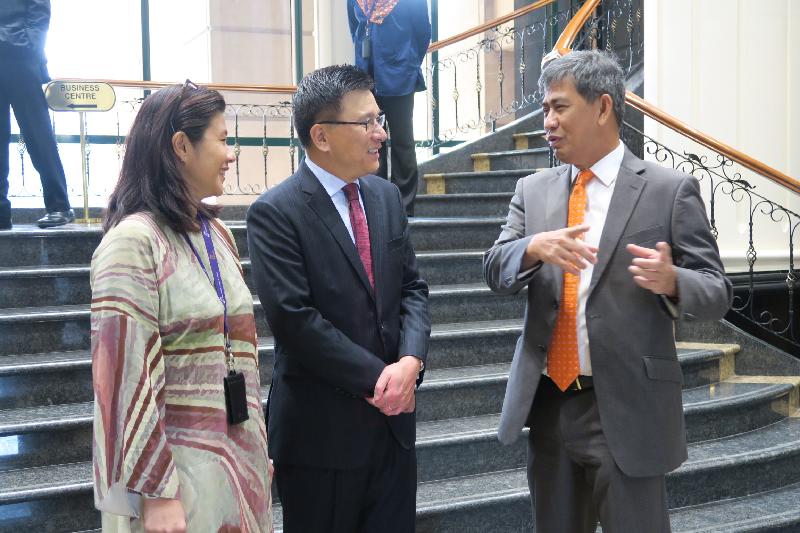 The Secretary for Financial Services and the Treasury, Professor K C Chan, continued his visit to Kuala Lumpur, Malaysia, this morning (November 17). Photo shows Professor Chan (centre) visiting Bursa Malaysia and meeting with its Chief Executive Officer, Datuk Seri Tajuddin Atan (right), to learn about the development of its Islamic finance and securities business.