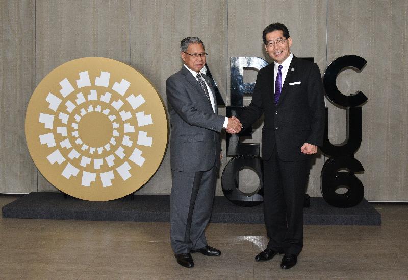 商务及经济发展局局长苏锦梁（右）今日（利马时间十一月十七日）在秘鲁利马出席第二十八届亚太区经济合作组织部长级会议期间，与马来西亚国际贸易及工业部部长Dato' Sri Mustapa Mohamed举行双边会议。