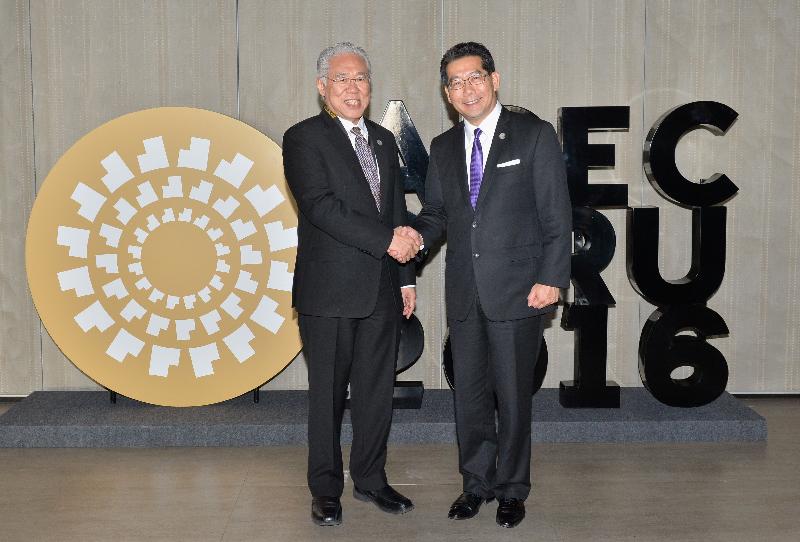 商务及经济发展局局长苏锦梁（右）今日（利马时间十一月十七日）在秘鲁利马出席第二十八届亚太区经济合作组织部长级会议期间，与印尼贸易部部长Enggartiasto Lukita举行双边会议。