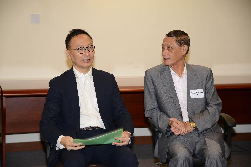 公务员事务局局长张云正（左）今日（十一月十八日）到访离岛区。他首先与离岛区议会主席周玉堂（右）会面，了解该区的概况。