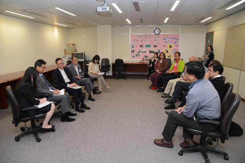  The Secretary for the Civil Service, Mr Clement Cheung (third left), meets with the Chairman of the Islands District Council, Mr Chow Yuk-tong (fourth left), and other District Council members today (November 18) to learn about the overall development of Islands District and exchange views on various district issues.