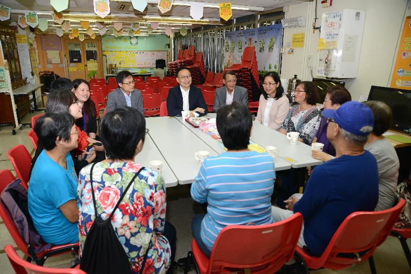 While touring the elderly services centre of the Neighbourhood Advice-Action Council Tung Chung Integrated Services Centre today (November 18), the Secretary for the Civil Service, Mr Clement Cheung (back row, centre), listens to elderly people in the district talk about their daily life.