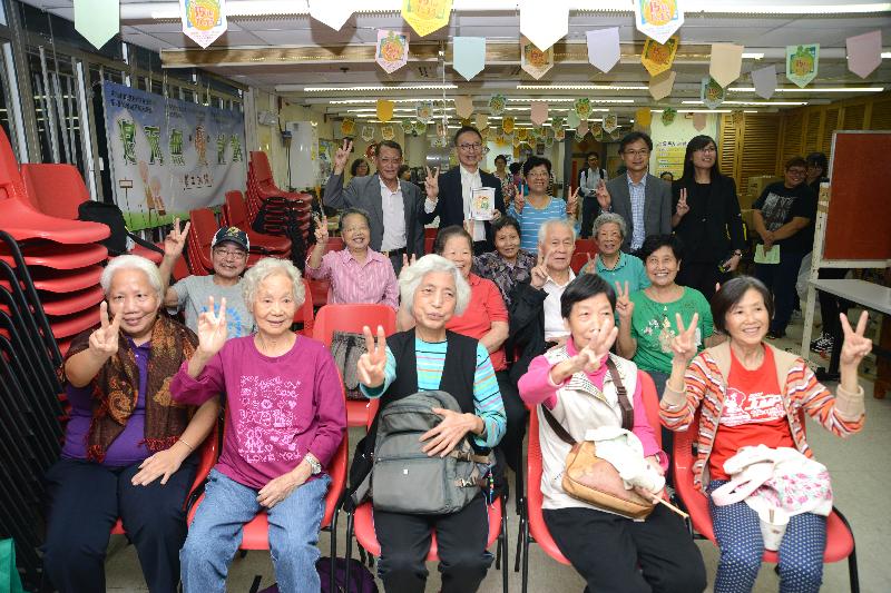 The Secretary for the Civil Service, Mr Clement Cheung (back row, second left), visits the elderly services centre of the Neighbourhood Advice-Action Council Tung Chung Integrated Services Centre today (November 18). Senior citizens at the centre presented a handmade souvenir to Mr Cheung.