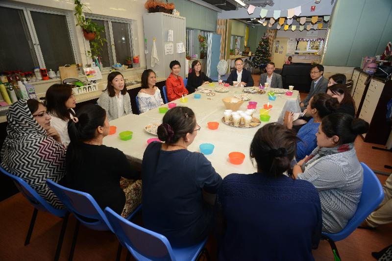 The Secretary for the Civil Service, Mr Clement Cheung (back row, left), today (November 18) chats with ethnic minority women at the Neighbourhood Advice-Action Council's TOUCH - Support Service Centre to better understand how they adapt to life in the community.