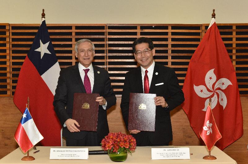 商務及經濟發展局局長蘇錦樑（右）今日（秘魯時間十一月十八日）與智利外交部長Heraldo Muñoz Valenzuela在秘魯利馬簽署投資協定後合照。